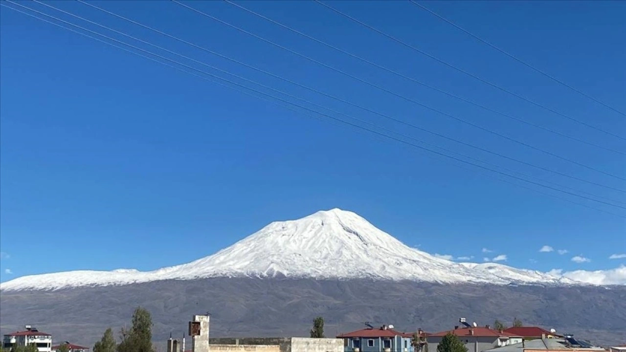 Ağrı Dağı karla kaplandı