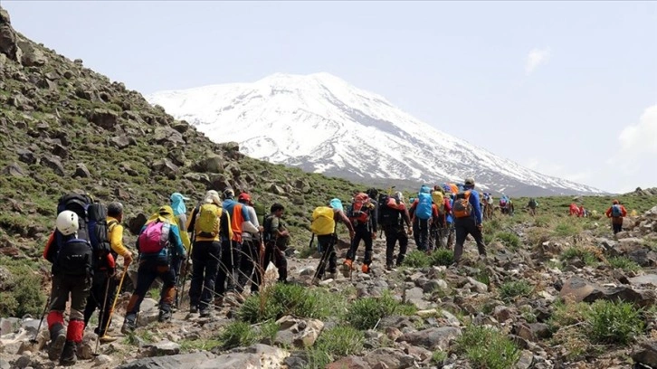 Ağrı Dağı karlı zirvesiyle dağcı kafileleri ağırlıyor