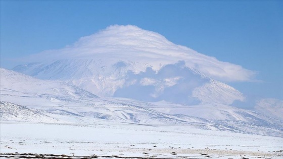 Ağrı Dağı'nı kaplayan bulutlar güzel görüntüler oluşturdu