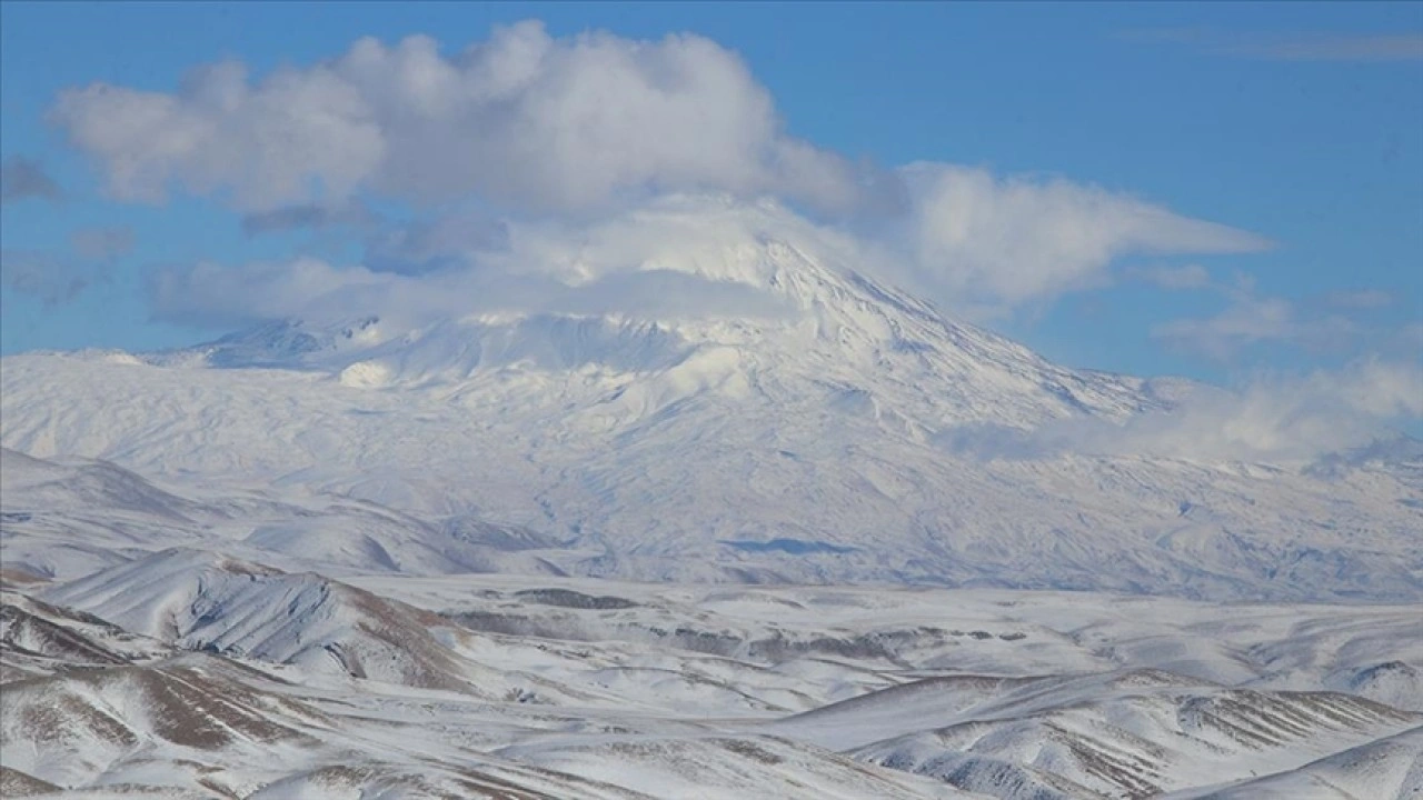 Ağrı Dağı yeniden beyaza büründü