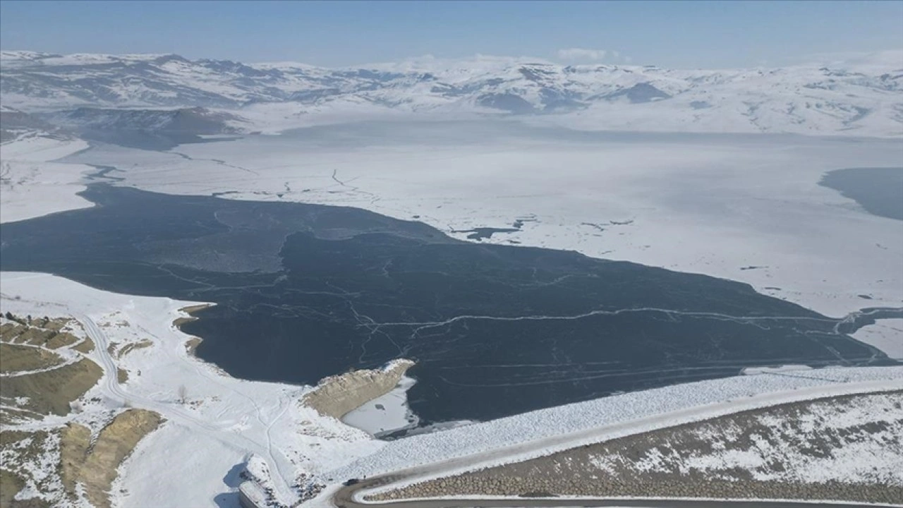 Ağrı'daki Yazıcı Barajı'nın yüzeyi buzla kaplandı