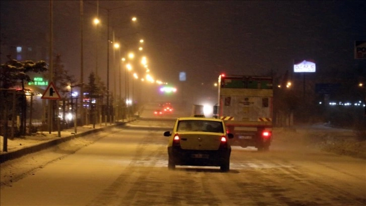 Ağrı-Erzurum kara yolu yoğun kar ve tipi nedeniyle tır geçişine kapatıldı