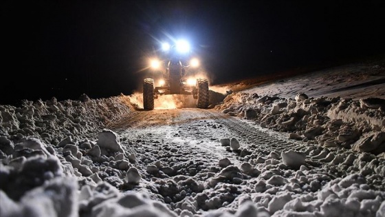 Ağrı'nın 2 bin rakımlı dağ köyü yollarını kar timleri ulaşıma açtı