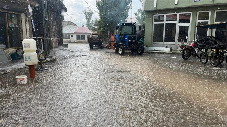 Ağrı ve Kars'ta sağanak ve dolu etkili oldu