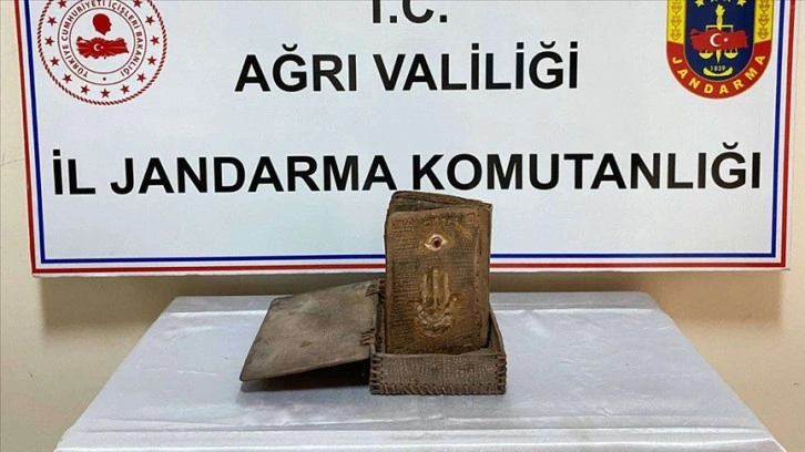 Ağrı'da 1000 yıllık İbranice kitap ele geçirildi