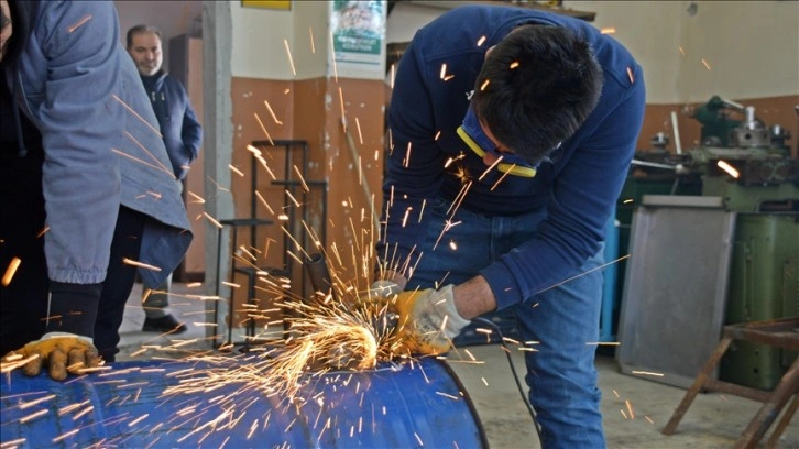 Ağrı'da öğrenciler depremzedeler için soba ve hijyen malzemesi üretiyor