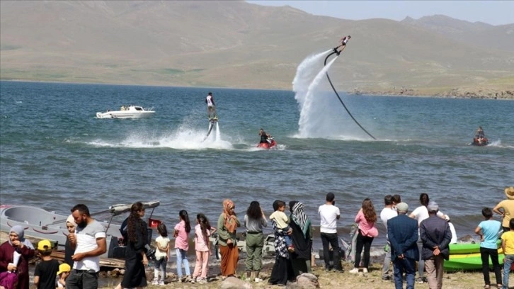 Ağrı'daki 2 bin rakımlı Balık Gölü, flyboard sporcularını ağırladı