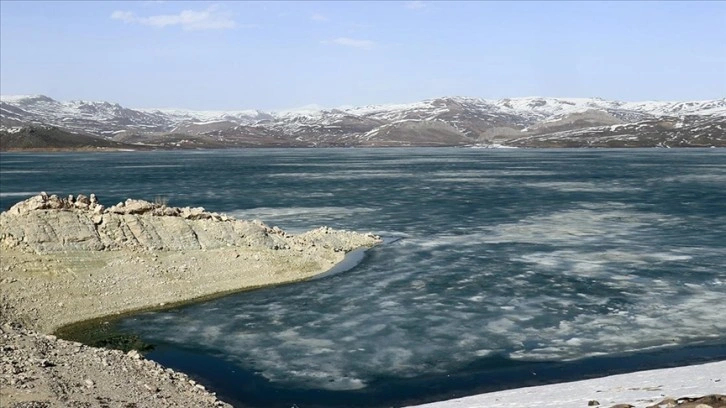 Ağrı'daki Yazıcı Barajı'nın buzla kaplı yüzeyi henüz çözülmedi