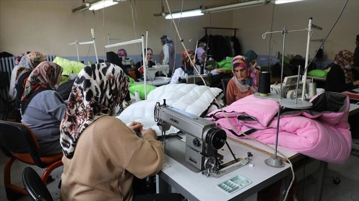 Ağrılı kadınlar depremzedeler için uyku tulumu mesaisinde