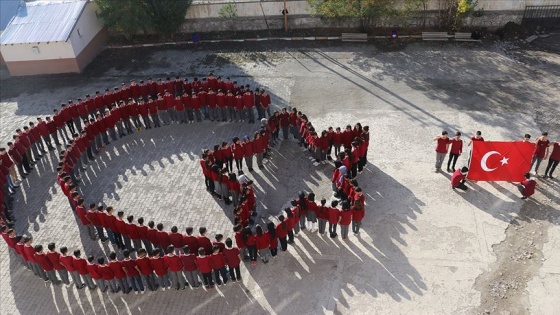 Ağrılı öğrencilerden ay yıldızlı koreografi