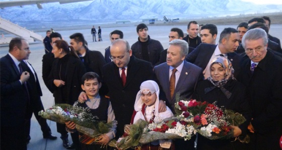 Ahıska Türkleri'ni Bakan Akdoğan karşıladı