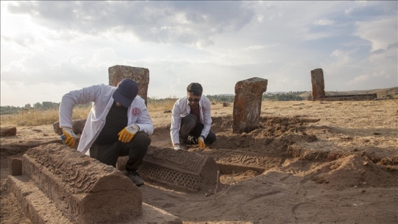 Ahlat Selçuklu Meydan Mezarlığı'nda iki sanduka bulundu