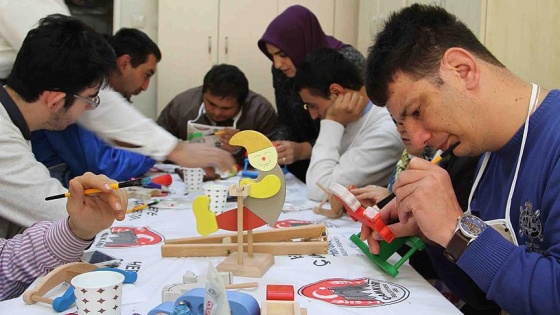 Ahşap oyuncaklar engellilerin elinde renkleniyor