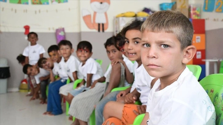 Ailesi fındık bahçesinde çalışan çocuklar, gönüllü öğretmenler eşliğinde eğlenip öğreniyor