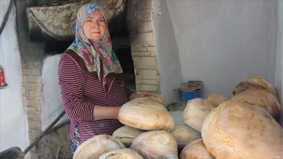 Ailesi için taş fırında pişirdiği köy ekmekleri gelir kaynağı oldu