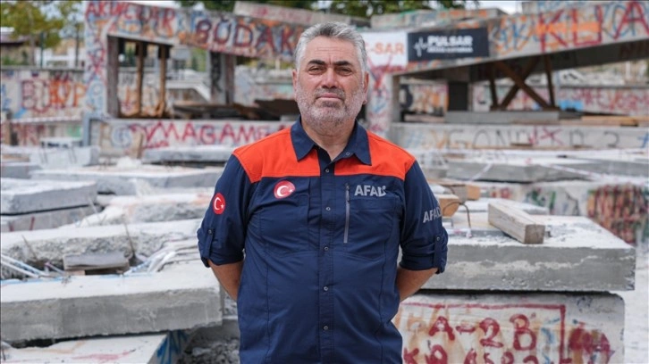 Ailesini bırakıp gittiği depremin merkez üssünde tanık olduğu acı hatıraları unutamıyor