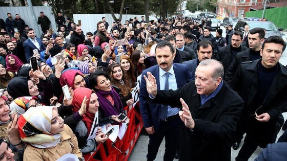 AK Parti İstanbul Gençlik Kolları üyeleri Erdoğan'ın doğum gününü kutladı