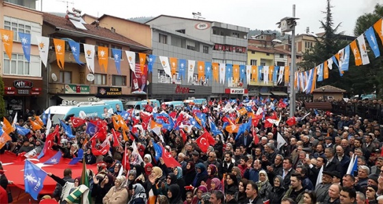 AK Parti Yenice’de ilk mitinginde gövde gösterisi yaptı