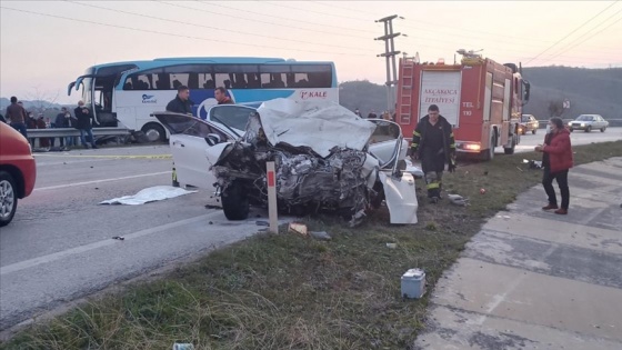 Akçakoca'da otobüs ile otomobil çarpıştı: 3 ölü, 11 yaralı