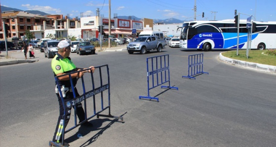 Akçay'a araç girişini önlemek için polis barikat kurdu