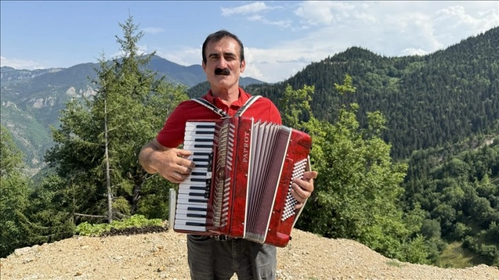 'Akordiyoncu Mehmet' 44 yıldır düğün, festival ve şenliklerin vazgeçilmezi