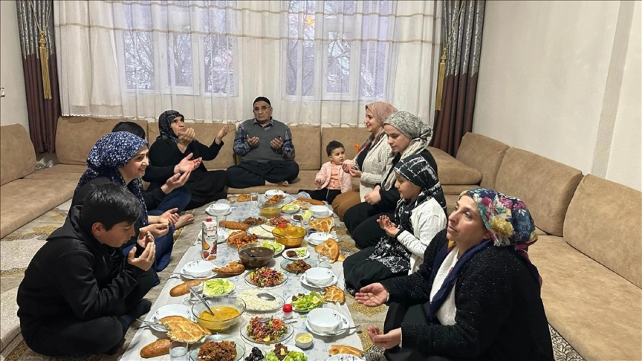 Akşam ezanının en erken okunduğu yerlerden Şemdinli'de ilk iftar yapıldı