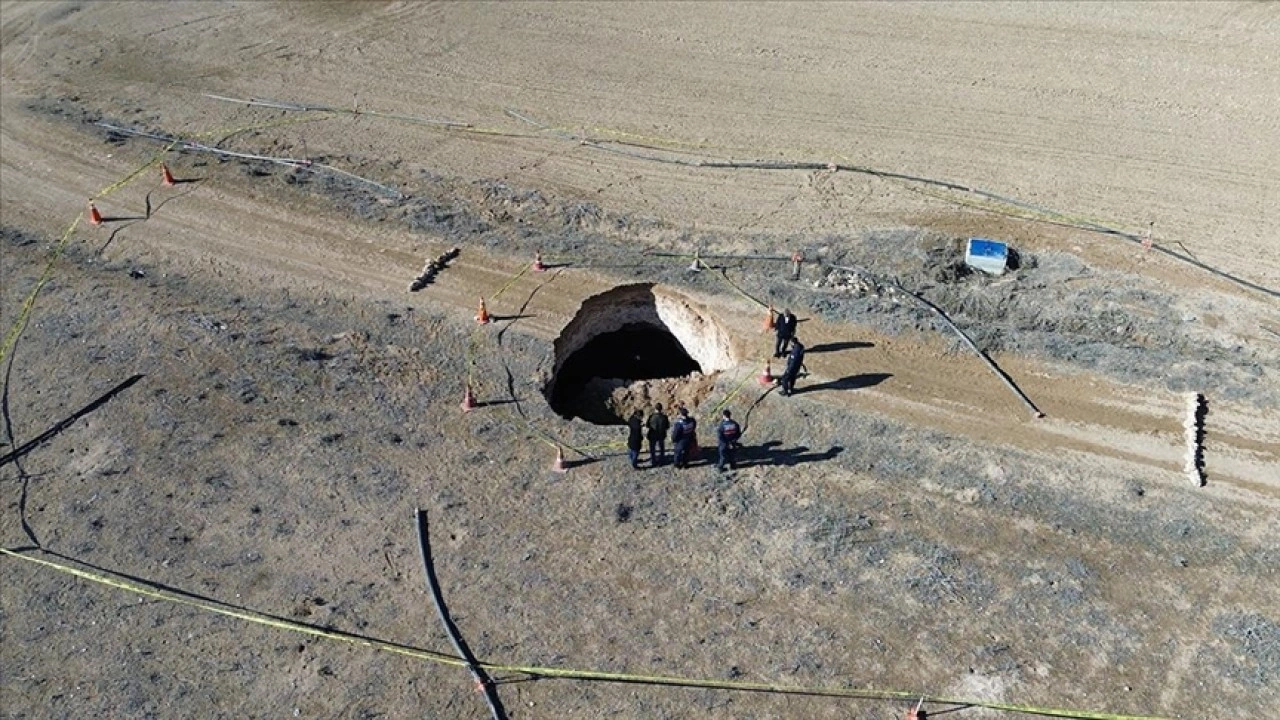 Aksaray'da 15 metre derinliğinde obruk oluştu