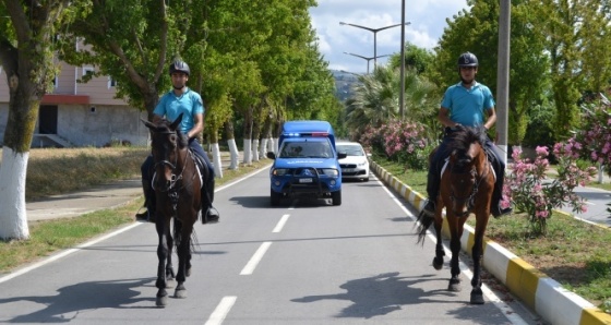 Alaçam sahilinde atlı jandarma görevde