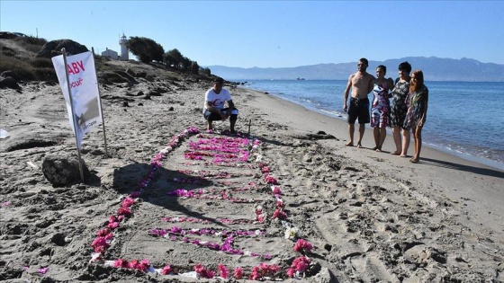 Alan bebek cansız bedeninin vurduğu sahilde çiçeklerle anıldı