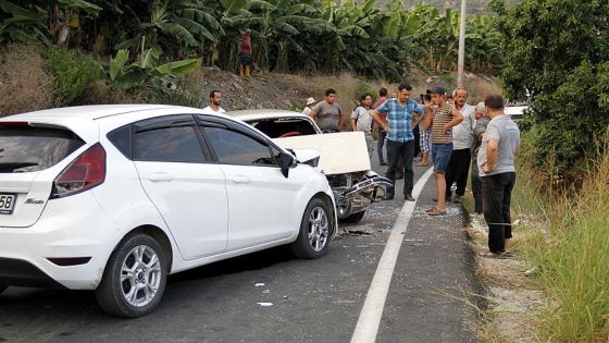 Alanya'da iki otomobil çarpıştı: 12 yaralı