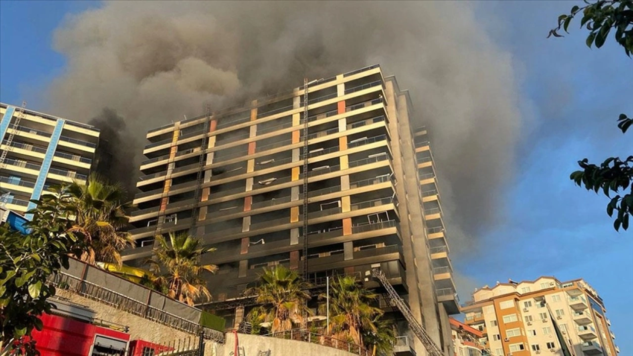 Alanya'da tadilat yapılan otelde çıkan yangın söndürüldü