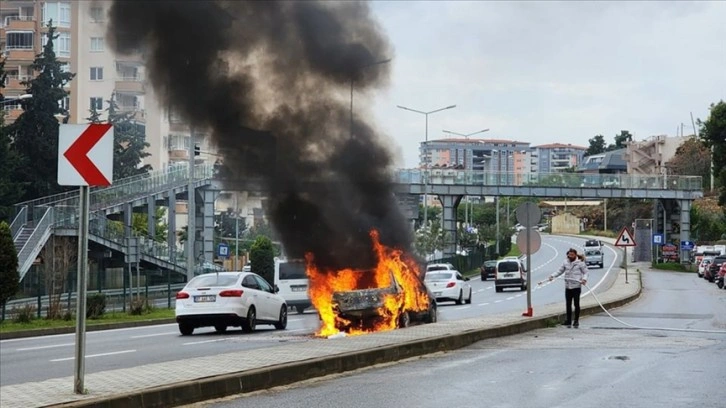 Alanya'da seyir halindeyken alev alan otomobil yandı
