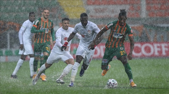 Alanyaspor-Sivasspor maçı yarına ertelendi