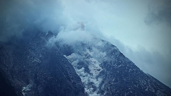 Alaska'daki Bogoslof Yanardağı yeniden faaliyete geçti