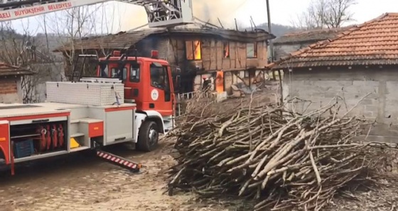 Alevlere teslim olan ahşap ev kullanılamaz hale geldi