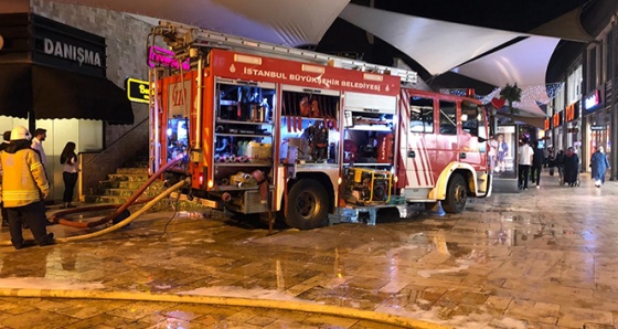 Alışveriş merkezini yoğun duman kapladı