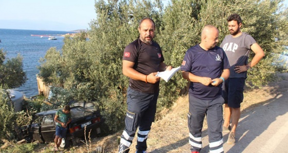 Alkollü sürücü otomobiliyle yol kenarındaki zeytin ağacının üstüne uçtu