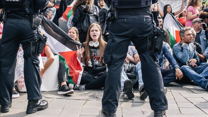 Alman Eğitim Bakanlığı, İsrail'i protesto eden öğrencilere sahip çıkan akademisyenleri listelem