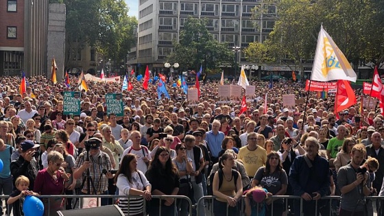 Almanya'da binlerce kişi ırkçılığa karşı yürüdü