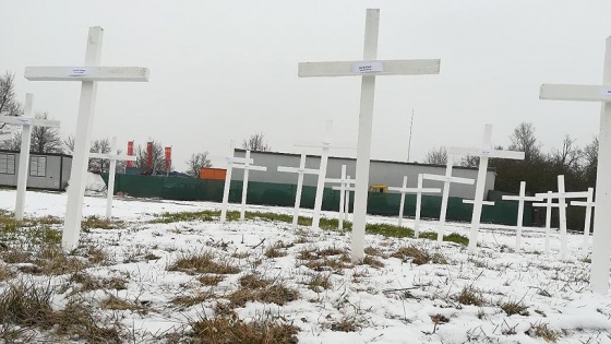 Almanya'da cami arsasına haç diktiler