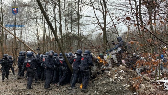 Almanya'da eylem yapan çevrecilere polis müdahalesi