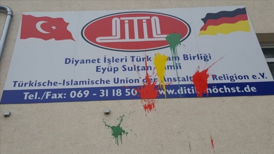 Almanya'da iki camiden birinin duvarına boya atıldı, diğerinde hırsızlık girişimi oldu