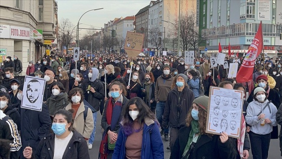 Almanya'da ırkçı terör saldırısında can verenlerin anıldığı yürüyüşe binlerce kişi katıldı