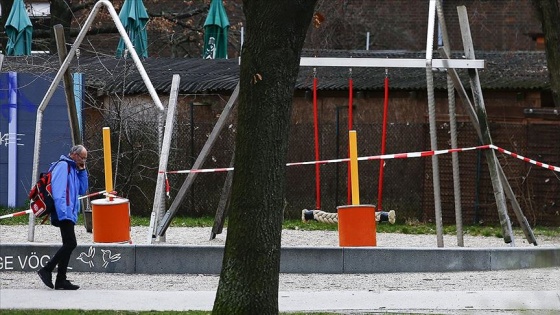 Almanya'da koronavirüsle mücadele için ikiden fazla kişinin bir araya gelmesi yasaklandı