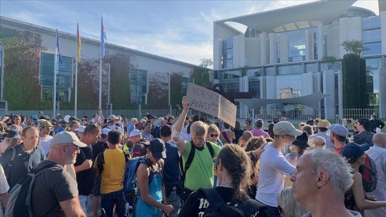 Almanya’da Kovid-19 kısıtlamaları başbakanlık binası önünde protesto edildi