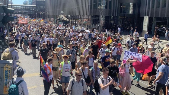 Almanya’da Kovid-19 kısıtlamaları protesto edildi