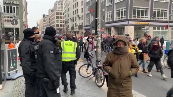 Almanya’da Kovid-19 tedbirlerine karşı çıkanlar medya kuruluşlarını protesto etti