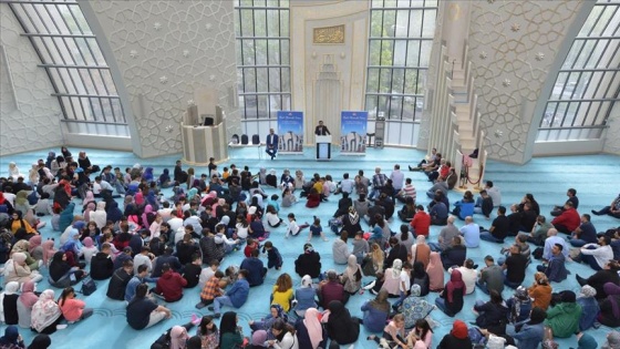 Almanya'da Müslüman öğrenciler camide dua ederek okula başladı