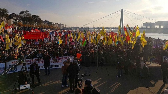 Almanya'da PKK yandaşları polise saldırdı