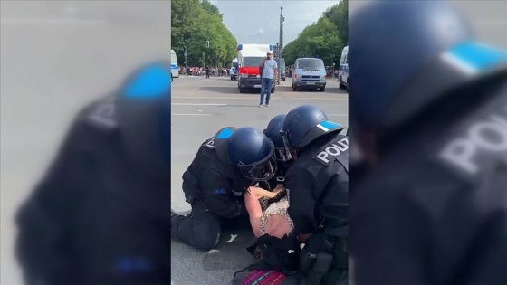 Almanya'da polisin protestoculara şiddet uygulaması tepki çekti